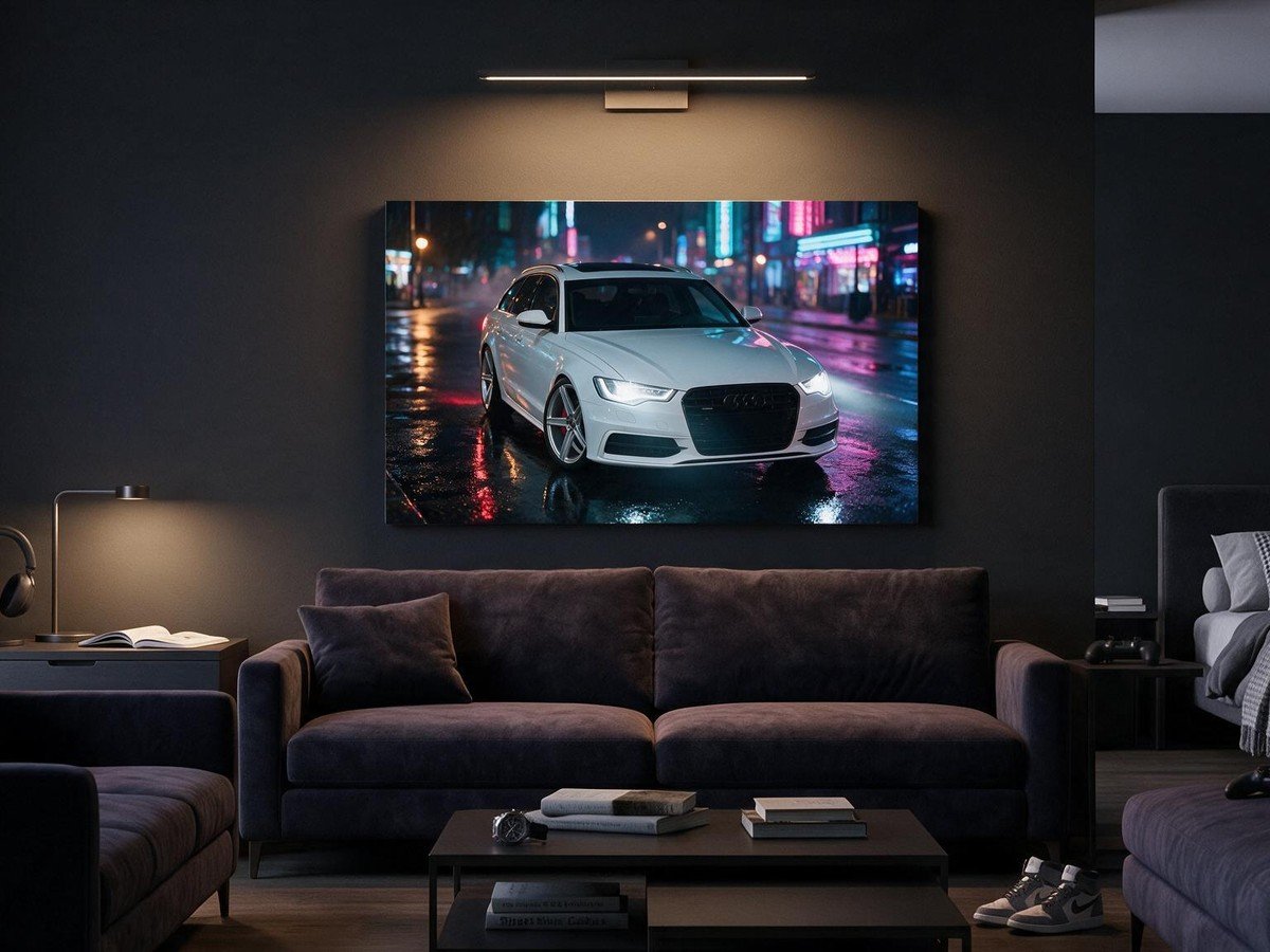 Leinwand mit dem weißen Kombi als Nightdrive-Motiv über einem Sofa, von einer Bilderleuchte angestrahlt